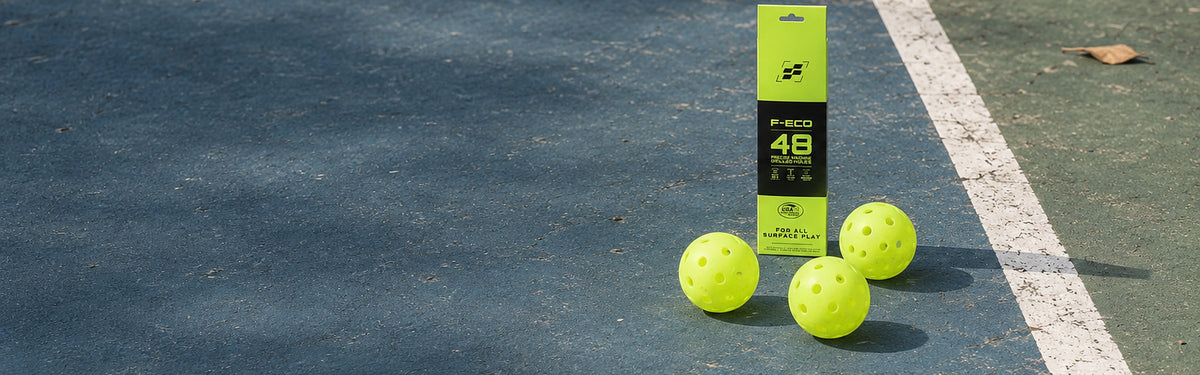 Facolos F-Eco 48 ball box with three balls on court